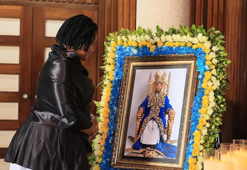 MPs-pay-respect-to-King-Oyo